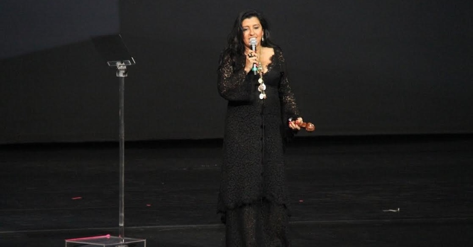 Regina Casé durante agradecimento ao Prêmio de Melhor Atriz (Foto: UOL)